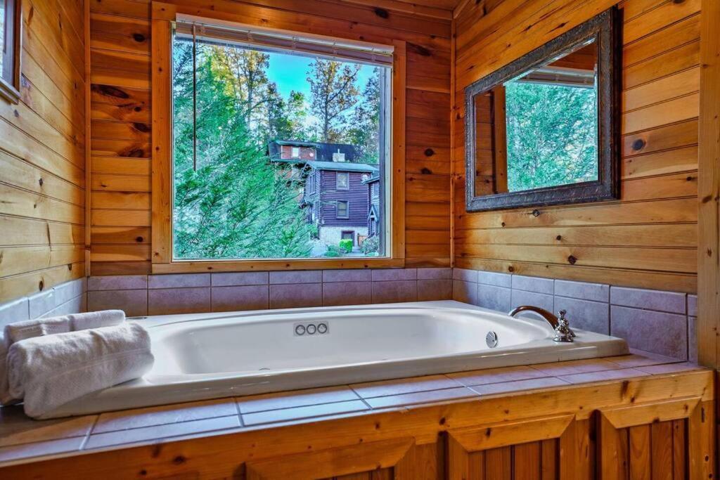 Stunning Mountain Cabin W Hot Tub Gatlinburg Exteriör bild